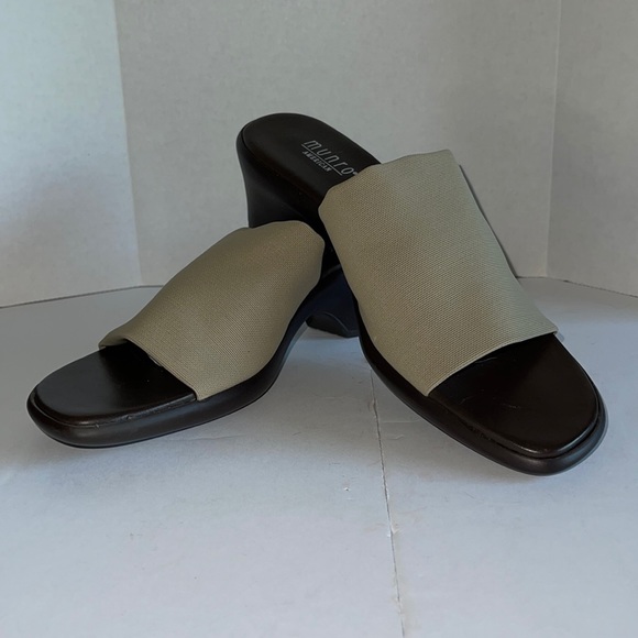 Munro American Tan Upper Slide Sandal